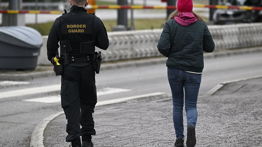 Laaja joukko oikeusoppineita on arvioinut, että käännytyslaki rikkoisi oikeutta hakea turvapaikkaa, ehdotonta palautuskieltoa ja oikeutta tehokkaisiin oikeussuojakeinoihin.