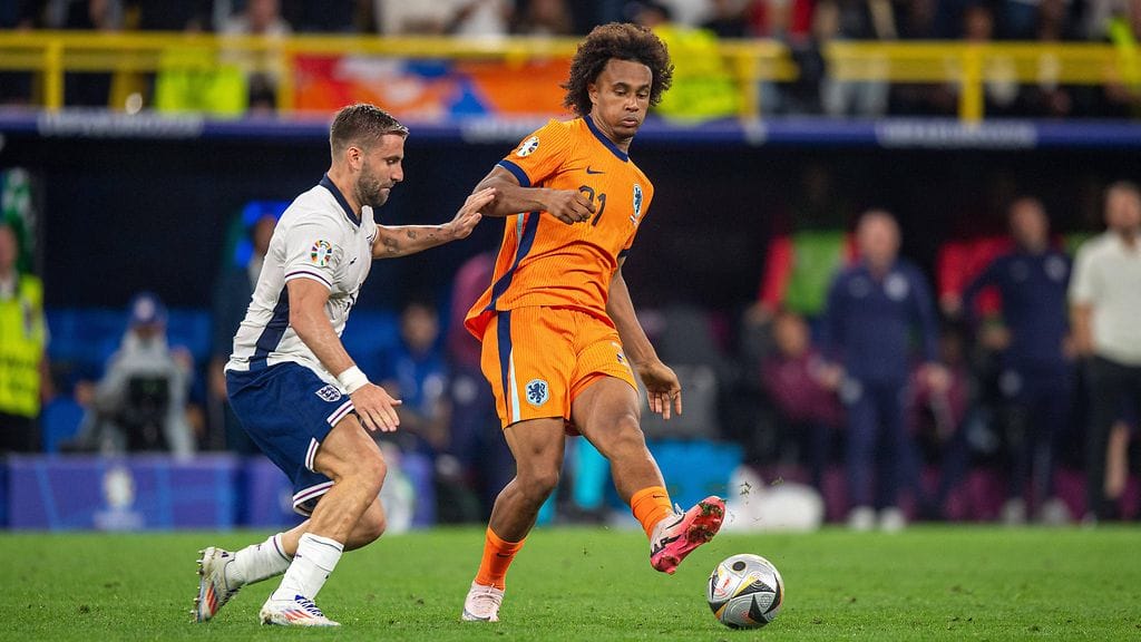 Joshua Zirkzee (oranssipaita) liittyy Luke Shaw'n (valkopaita vasemmalla) seuraksi Manchester Unitediin.