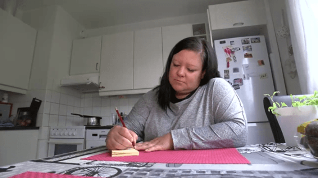 Sari Turunen kertoo, että on joutunut tinkimään ruokaostoksilla.