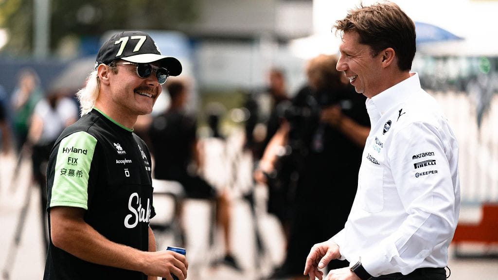Valtteri Bottas (vasemmalla) ja Williamsin tallipäällikkö James Vowles (oikealla).