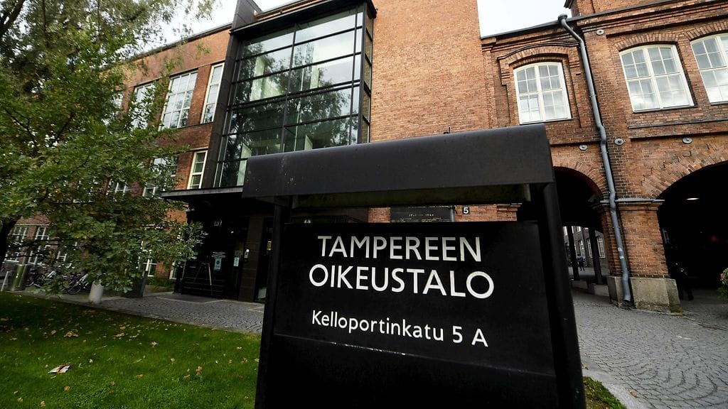 Käräjäoikeus katsoi pojan kuitenkin syyllistyneen nuorena henkilönä tehtyihin ampuma-aserikokseen sekä virkamiehen väkivaltaiseen vastustamiseen.