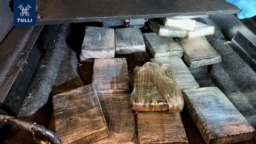 Näin 15 kiloa kokaiinia oli piilotettu auton takakonttiin.