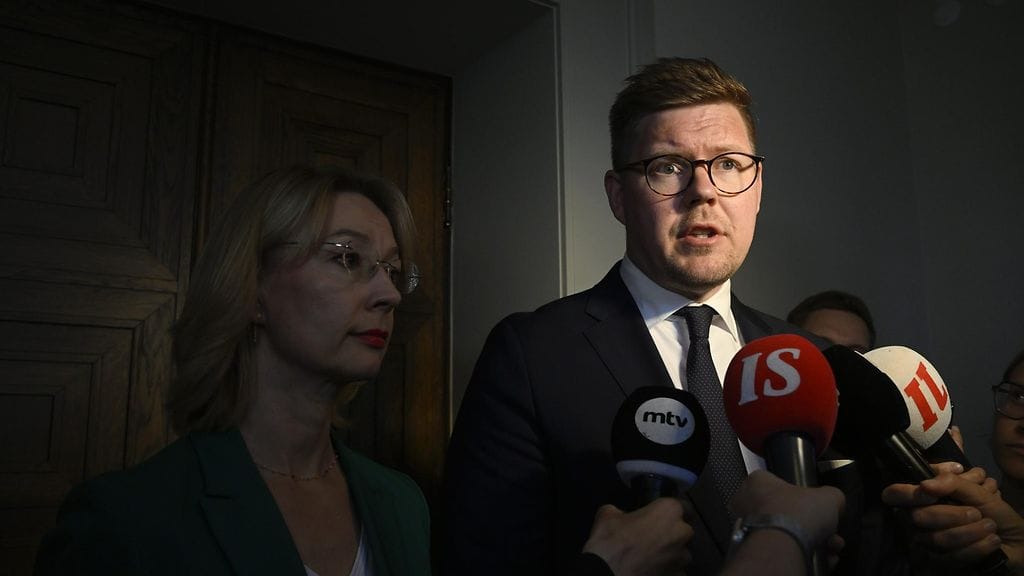 Ryhmäjohtaja Tytti Tuppurainen (vas.) ja puheenjohtaja Antti Lindtman kertoivat kommenttinsa toimittajille SDP:n ryhmäkokouksen jälkeen eduskunnassa Helsingissä 9. heinäkuuta.