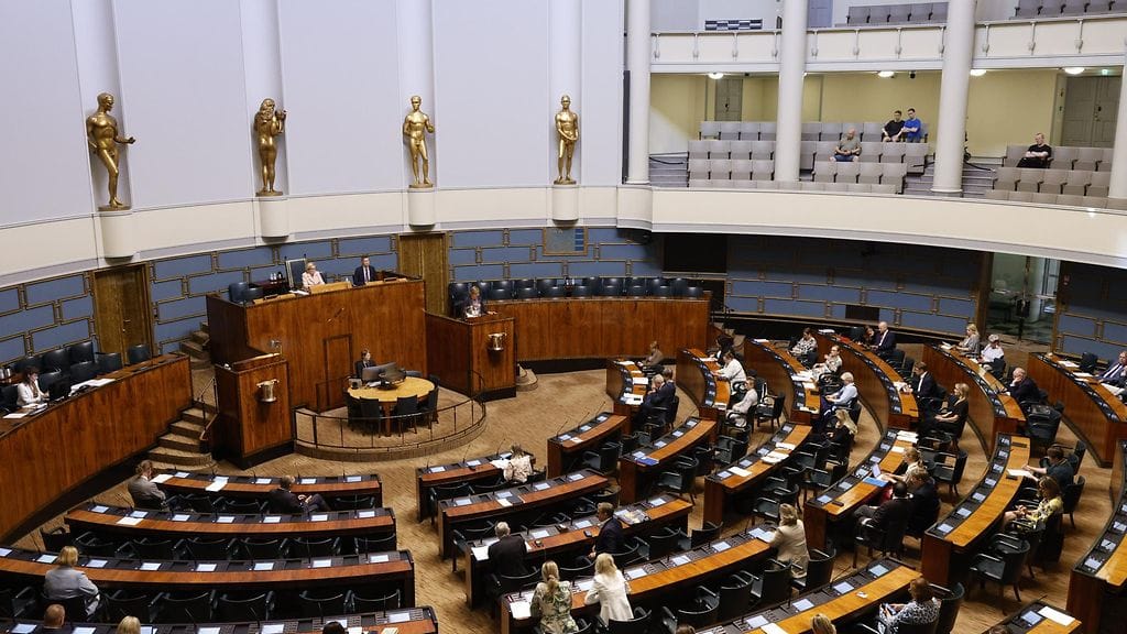 Suomen eduskunta hyväksyi "käännytyslain" äänin 167–31.