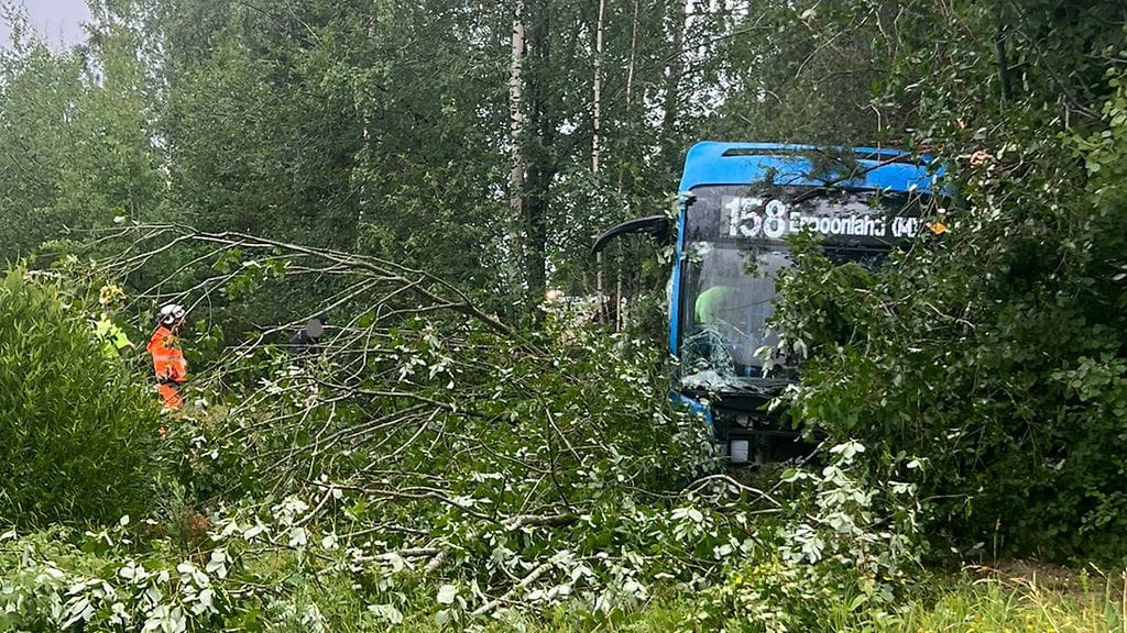 Bussi ajautui metsään Espoossa, koska kuljettaja sai sairaskohtauksen.