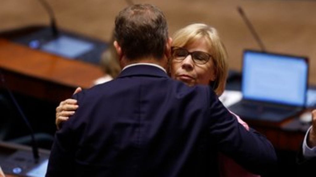 Anna-Maja Henriksson sai täysistunnossa halauksen.