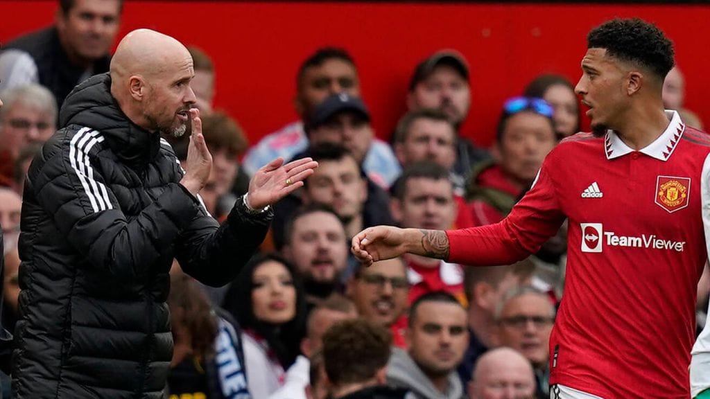 Erik ten Hag (kuvan kaljupää) ja Jadon Sancho (kuvan punapaita).