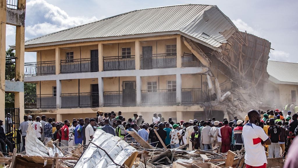 Ainakin osa oppilaista teki kokeita, kun rakennus sortui.