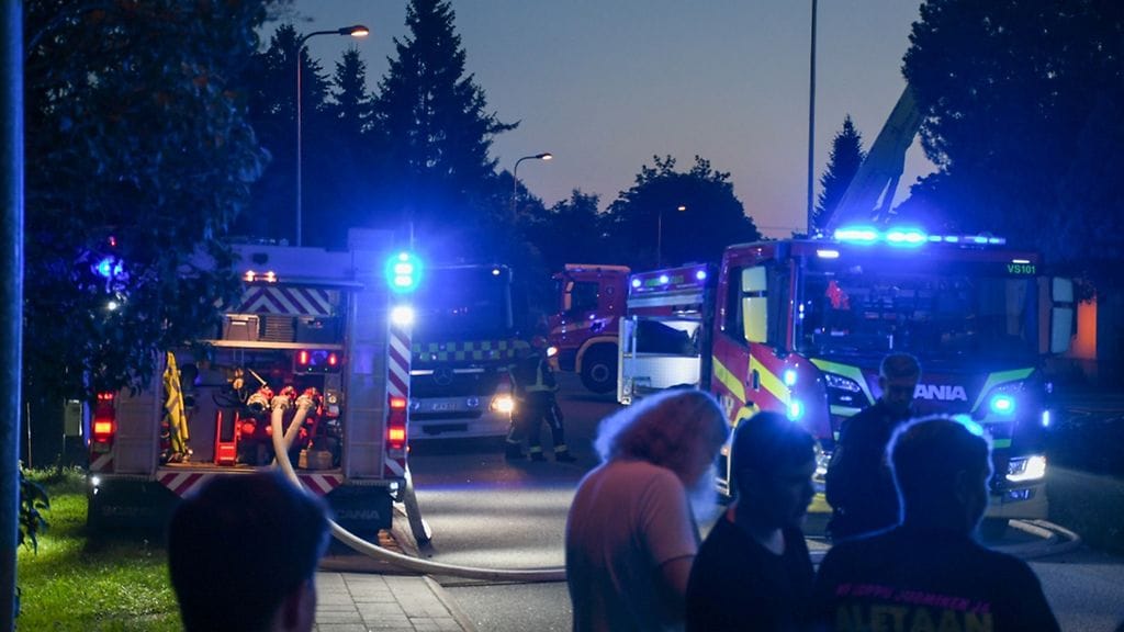 Paikalle hälytettiin yli 20 pelastuslaitoksen yksikköä.