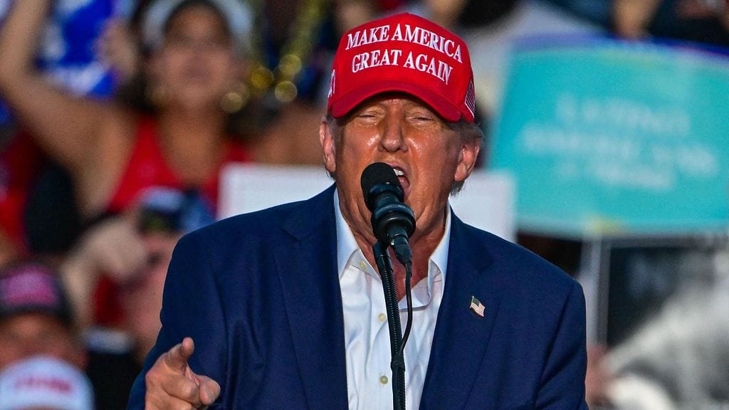 Yhdysvaltain entinen presidentti ja republikaanien presidenttiehdokas Donald Trump elehtii puhuessaan tilaisuudessa Doralissa Floridassa 9. heinäkuuta 2024.