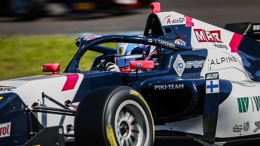 Tuukka Taponen kamppailee tiukasti Formula Regional European Championship- sarjan voitosta.