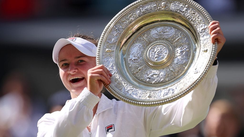 Krejcikova lähti Wimbledoniin rankingin 32. sijalta ja heikossa tulosvireessä, mutta kukisti lauantain finaalissa 7. sijoitetun Paolinin.