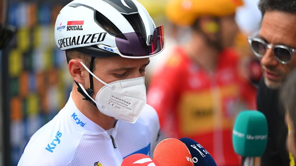Belgian Remco Evenepoel on jo alkanut käyttämään maskia toimittajien edessä.