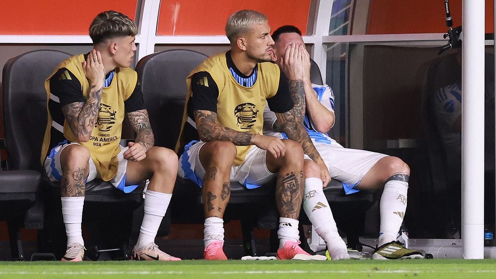 Lionel Messi itki vaihtopenkillä.