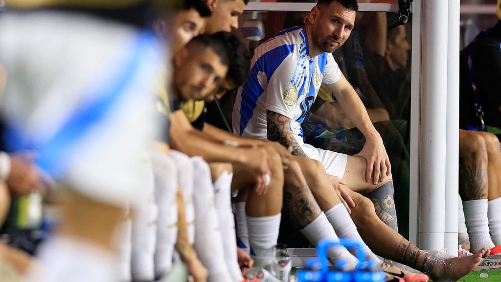 Lionel Messin oikeaan nilkkaan laitettiin jääpussi.