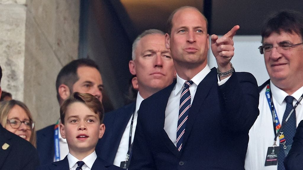 Prinssi William seurasi jalkapallon EM-finaalia yhdessä prinssi Georgen kanssa