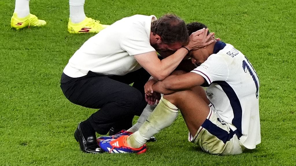Gareth Southgate lohdutti tähtipelaajaansa Jude Bellinghamia tappion hetkellä.