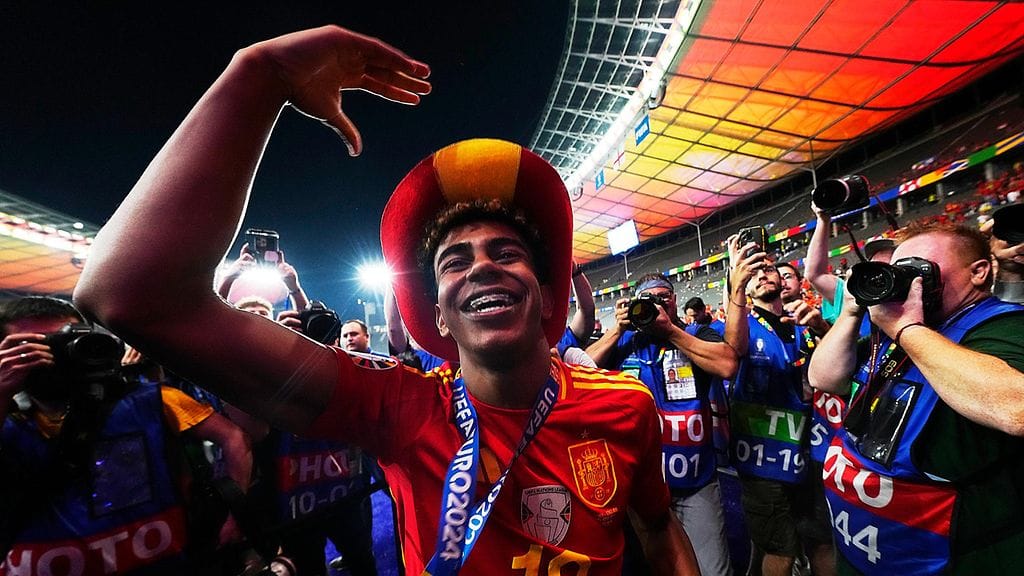 Lamine Yamal ei varonut kameransa kanssa Espanjan voitonjuhlissa.