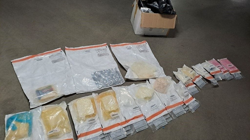 Itä-Uudenmaan poliisi takavarikoi Vantaalla sijaitsevasta yksityisasunnosta lokakuussa 2023 yli 11 kiloa amfetamiinia ja yli 80 000 Ksalol-tablettia.