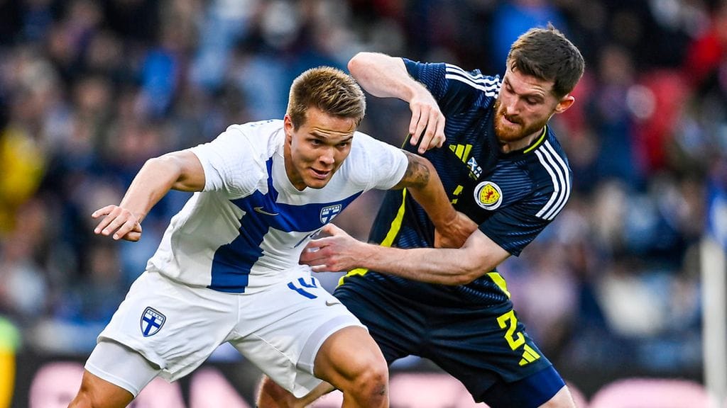 Niilo Mäenpää on pelannut neljä ottelua Huuhkajien paidassa.