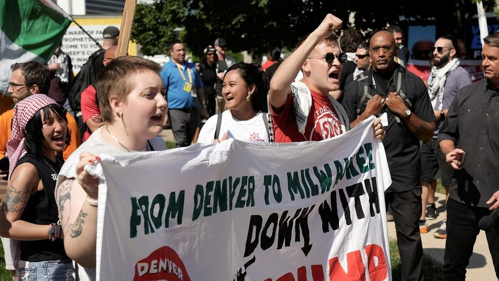 Mielenosoittajia Yhdysvaltain Milwaukeessa Red Arrow Park -puistossa maanantaina 15. heinäkuuta 2024.