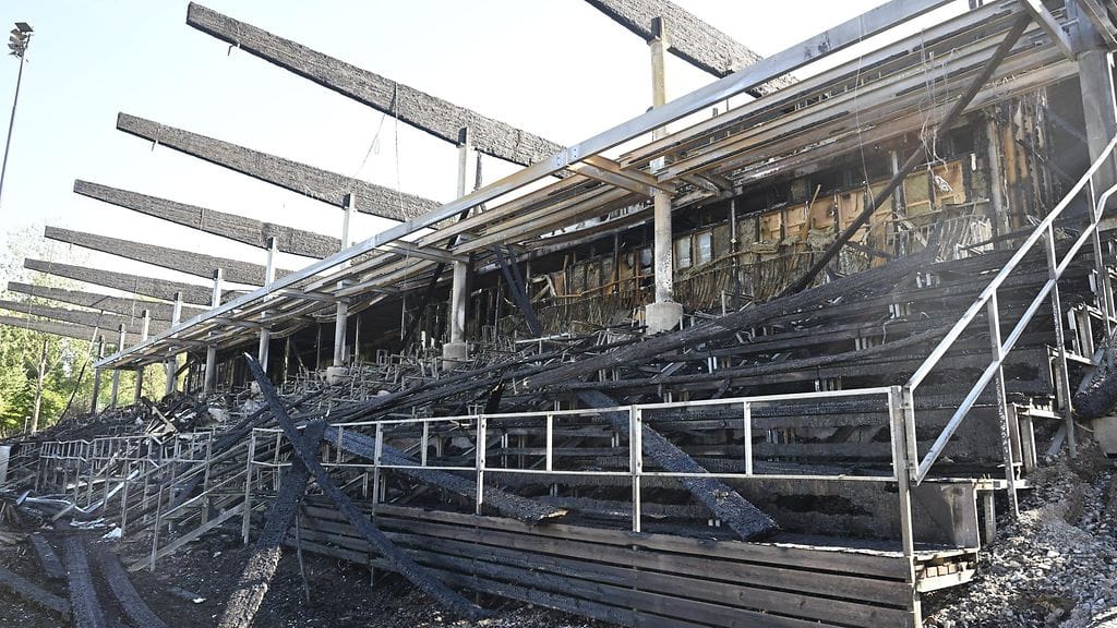 Mustapekka-areenan katsomo tuhoutui täysin.