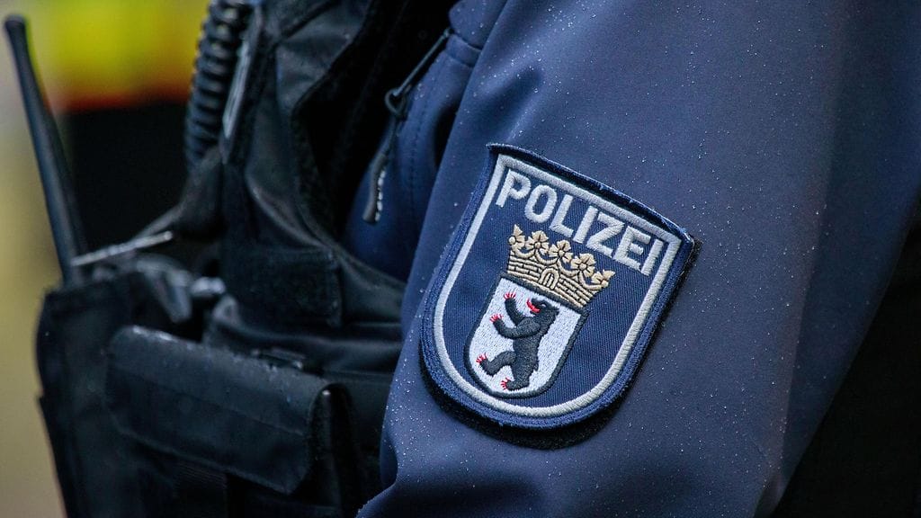 Kuvituskuva. Tapahtumat saivat alkunsa, kun mies riehui ravintolassa ja pakeni poliisia autolla, minkä jälkeen hän linnoittautui asuntoon kahden lapsen kanssa.