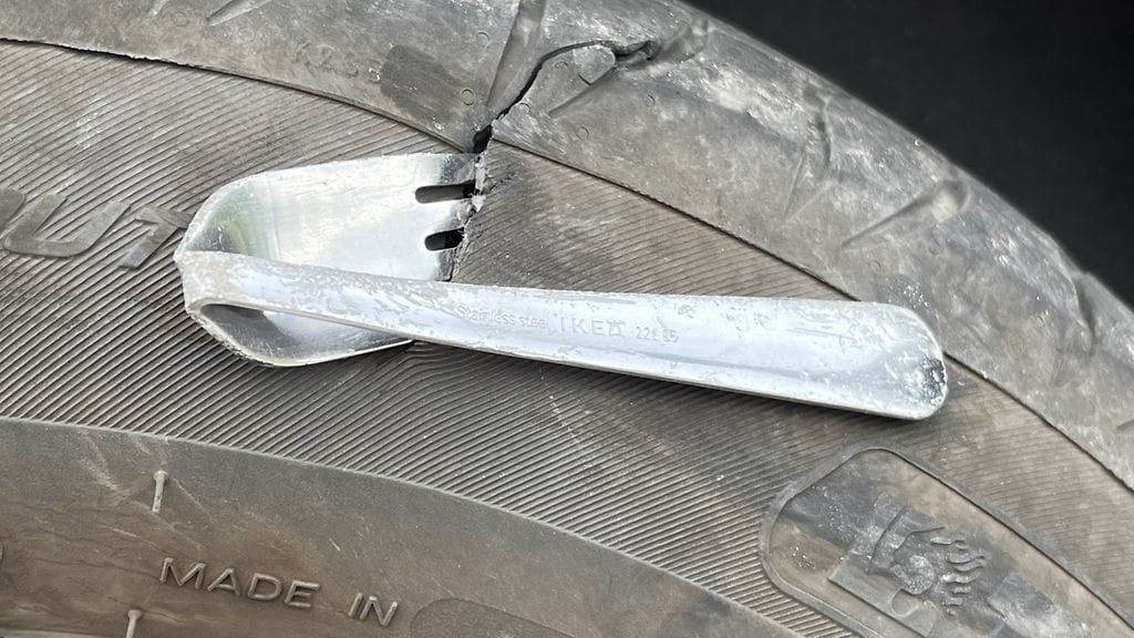 Tanja Leinon koiranäyttelymatka tyssäsi yllättävästi, kun hänen autonsa rengas osui haarukkaan. Kuvassa renkaasta törröttävä syyllinen.