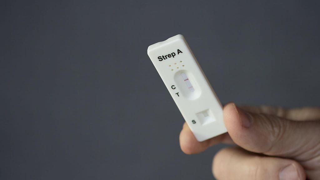 Streptokokkia on Leppäkynnäksen mukaan liikkeellä ympäri vuoden ja sen tavallisimpia oireita ovat kurkkukipu ja lämpöily.