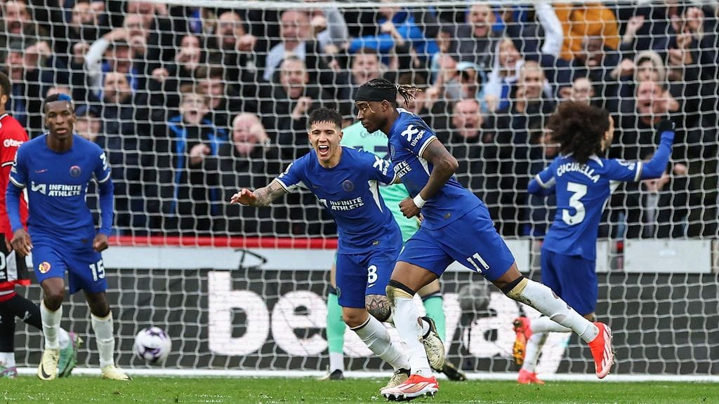 Enzo Fernandez (kesk.) on suututtanut joukkuekaverinsa Argentiinan voitonjuhlista kuvaamansa rasistisen laulun takia.