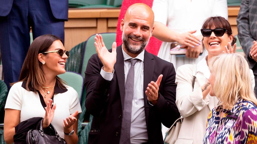 Pep Guardiola (kuvassa läpy-läpyä heittämässä).