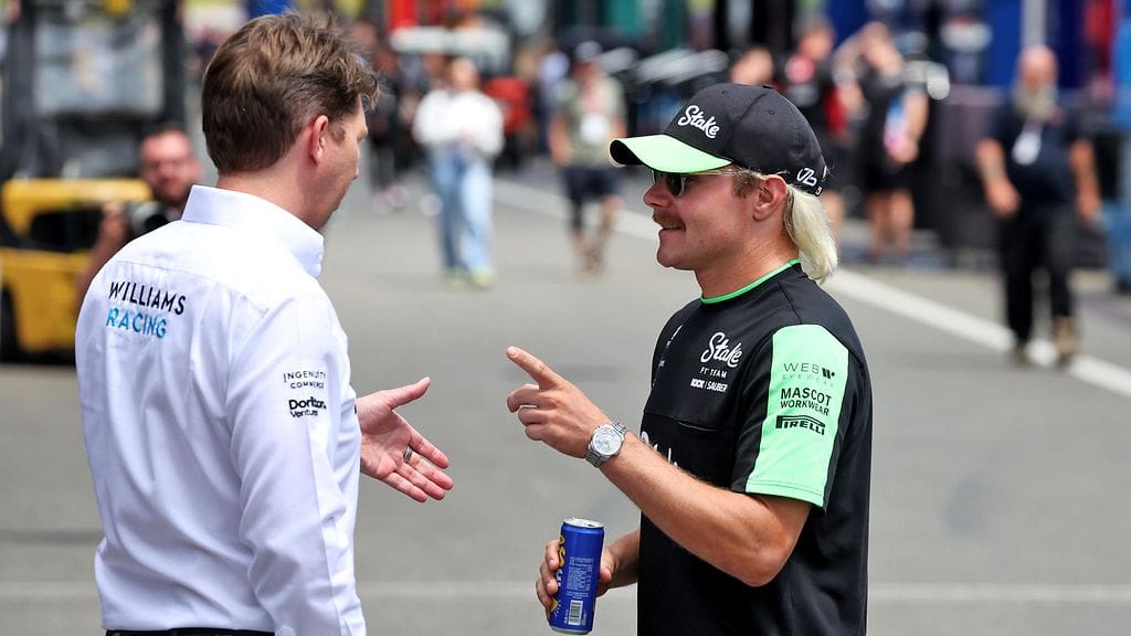 Valtteri Bottas (oikealla) keskustelemassa Williamsin tallipäällikön James Vowlesin (vasemmalla) kanssa.