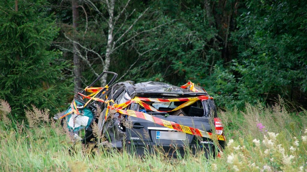 Lukijan MTV Uutiselle lähettämässä kuvassa näkyy, että auto oli mennyt onnettomuudessa huonoon kuntoon.
