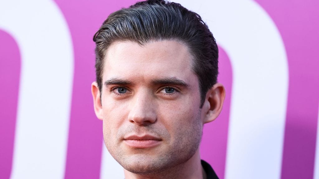 David Corenswet laittaa viitan ylleen.