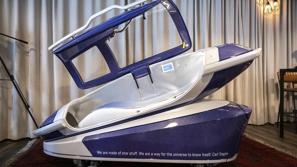 Saco-kuolinkapselin (kuvassa) keksi vapaaehtoisen eutanasian ja avustetun itsemurhan laillistamista kannattavan Exit International -järjestön perustaja, australialainen lääkäri Philip Nitschke.