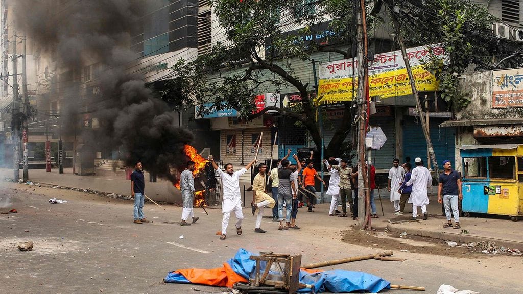 Mielenosoitusten on katsottu kasvaneen laajemmaksi tyytymättömyyden ilmaukseksi maan pääministerin Sheikh Hasinan itsevaltaista hallintoa kohtaan.