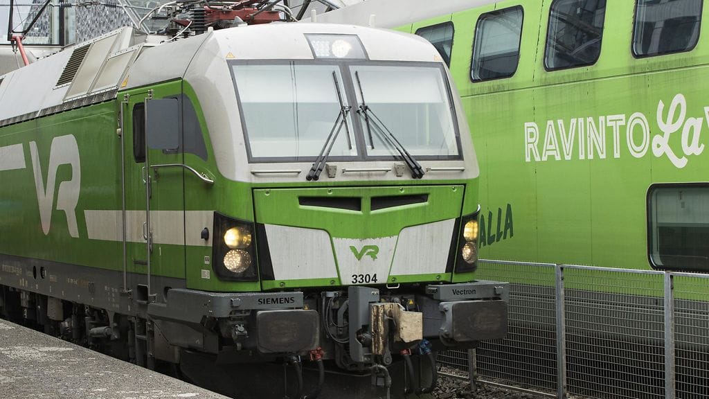 Rataliikennekeskuksen mukaan junaliikenne jatkuu aamulla normaalina.