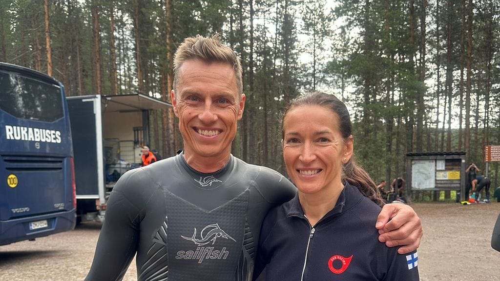 Kuusamossa järjestettiin eilen lauantaina Downhill Swim -tapahtuma, jossa uidaan myötävirtaan Oulankajoessa Oulangan kansallispuistossa. Mukana oli myös Alexander Stubb puolisonsa Suzanne Innes-Stubbin kanssa.