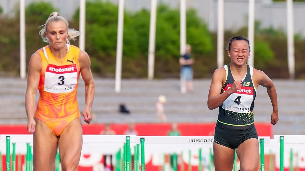 Saara Keskitalo (oik.) juoksi oman ennätyksensä 12,84 ja oli kisassa toinen. Lotta Harala juoksi voittoon ajalla 12,79.