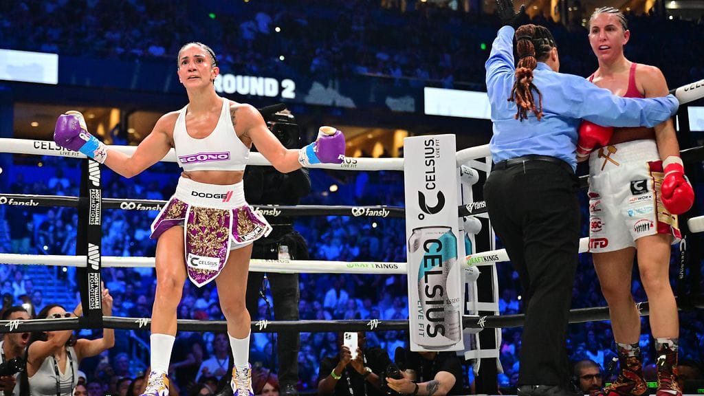 Ottelu oli nopeasti ohi. Amanda Serrano (vas.) haastaa seuraavaksi Katie Taylorin.