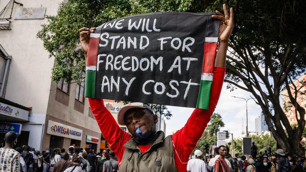 Mielenosoittajat kehottivat Kenian parlamentin jäseniä hylkäämään lakiehdotuksen, joka nostaisi veroja koko maassa.