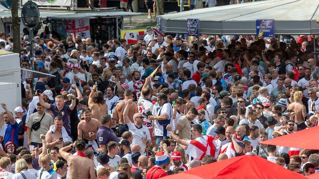 Englantilaisfanit kokoontuivat Breitscheidplatzille, jolle poliisi pelkäsi mahdollisen iskun kohdistuvan.