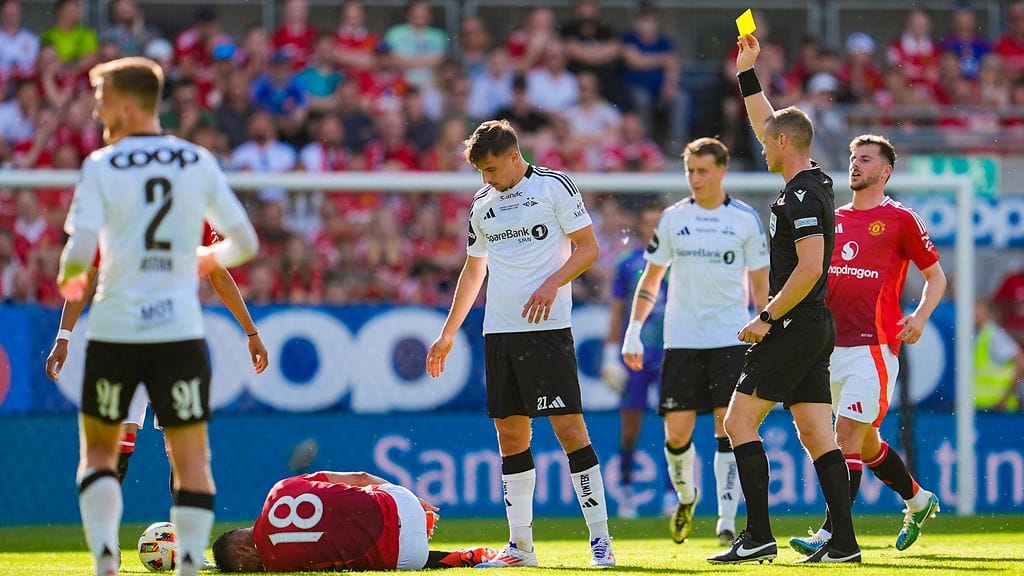 Rosenborgin kotiottelu jouduttiin keskeyttämään faniprotestien takia. Kuvituskuva Rosenborgin aiemmasta ottelusta Manchester Unitedia vastaan.