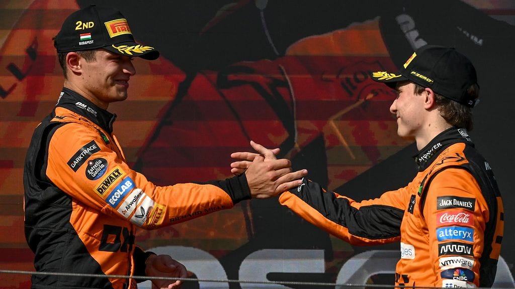 Oscar Piastri ajoi ensimmäiseen osakilpailuvoittoonsa Lando Norrisin laskettua hänet edelleen tallin määräysten mukaisesti.