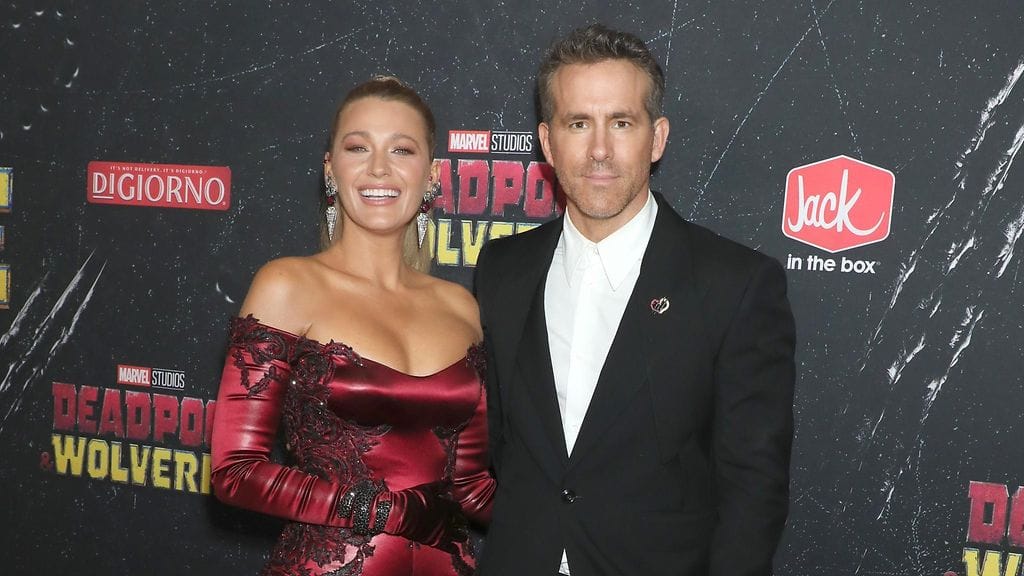 Blake Lively ja Ryan Reynolds punaisella matolla.