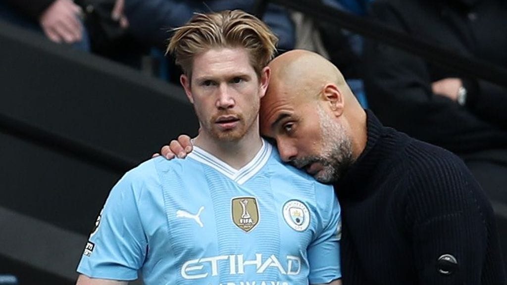 Manchester Cityn päävalmentaja Pep Guardiola (oik.) vakuuttaa, ettei Kevin De Bruyne (vas.) ole lähdössä seurasta.