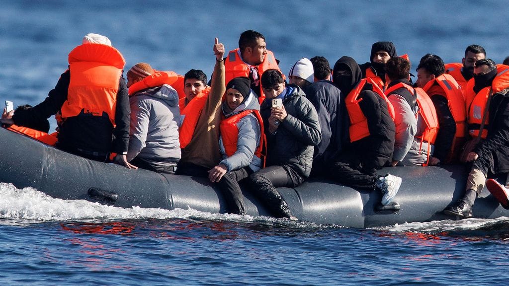 Arkistokuvaa siirtolaisesti Englannin kanaalissa.