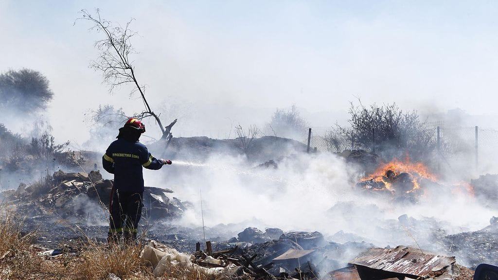 Pelastushenkilöstö sammutti maastopaloa Kreikan pääkaupungissa Ateenassa kesäkuussa.
