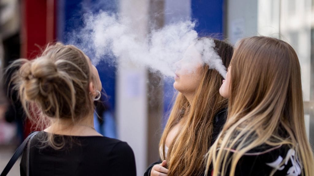 Keskusrikospoliisissa toteutettujen tutkimuksien pohjalta on selvinnyt, että sähkötupakat sisälsivät synteettisiä kannabinoideja, jotka ovat Suomessa kuluttajamarkkinoilla kiellettyjä psykoaktiivisia aineita. AOP