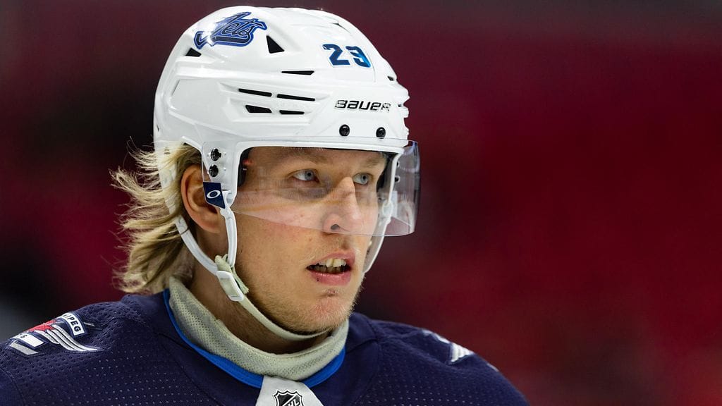 Patrik Laine NHL-seura Winnipeg Jetsin nutussa.
